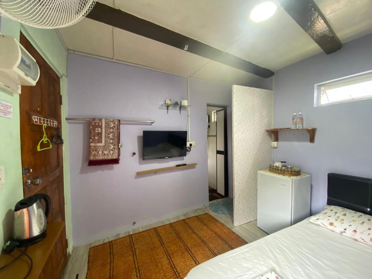 Merdeka Guest House 2 Kuching Bagian luar foto
