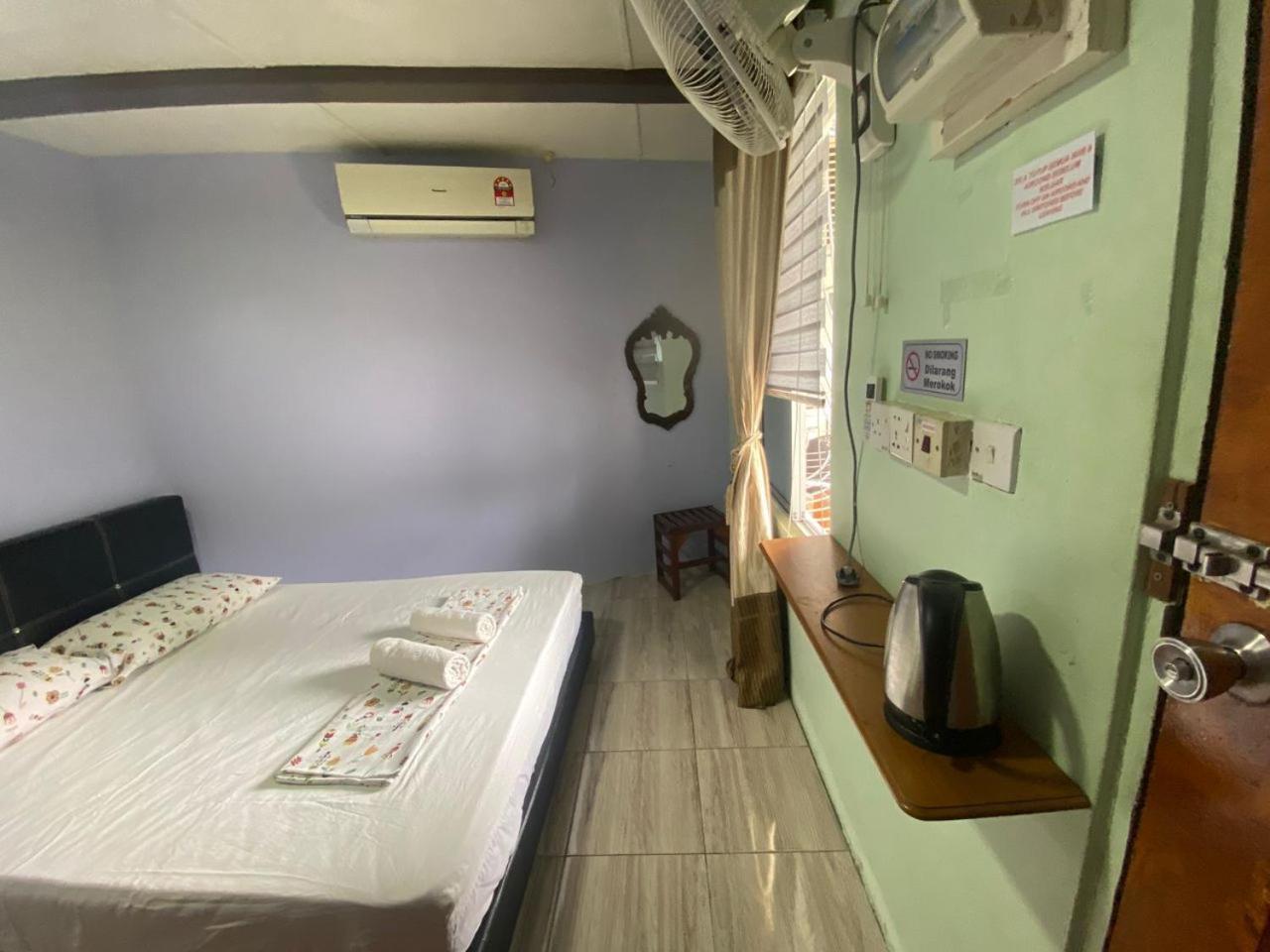 Merdeka Guest House 2 Kuching Bagian luar foto