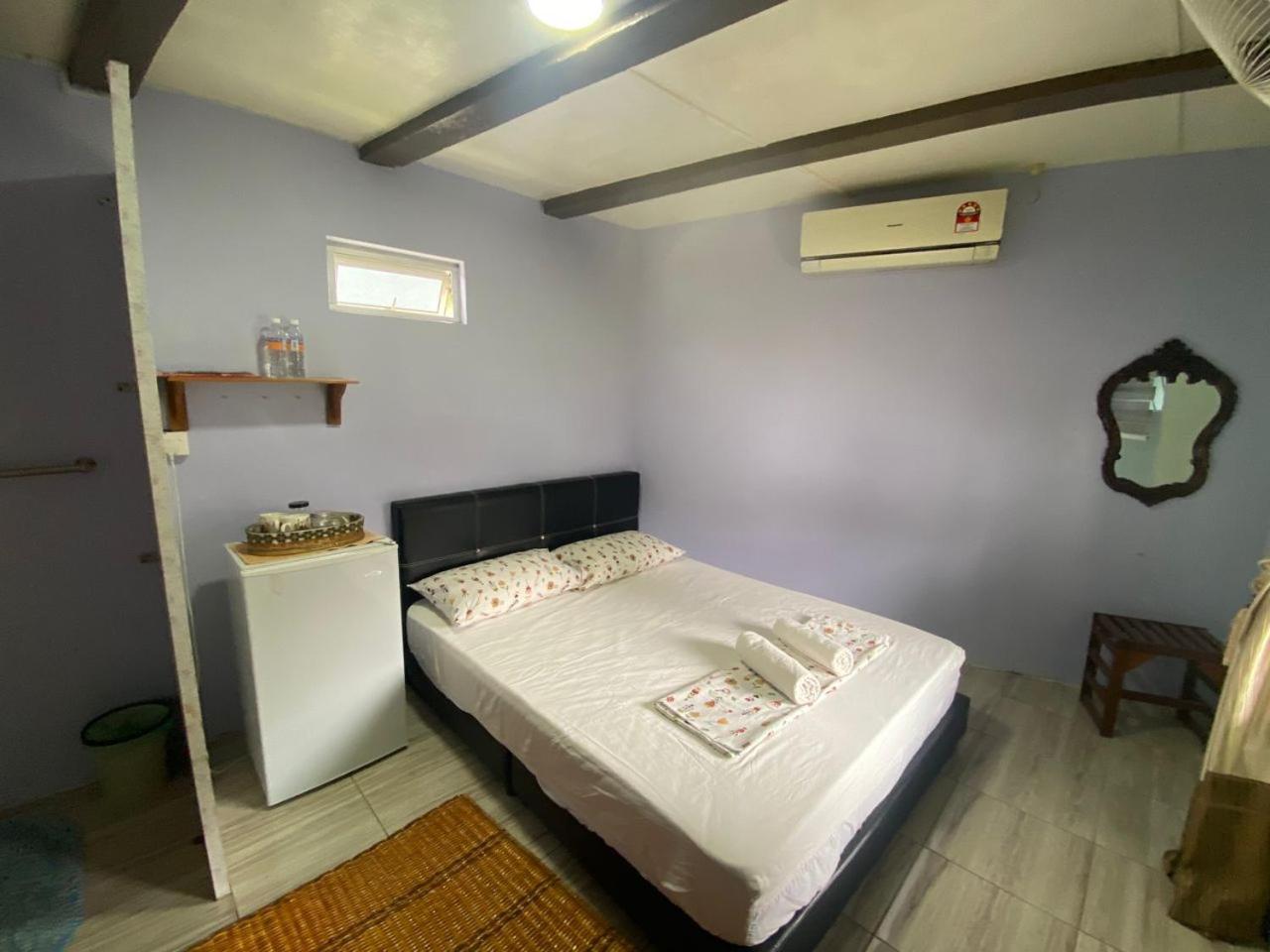 Merdeka Guest House 2 Kuching Bagian luar foto