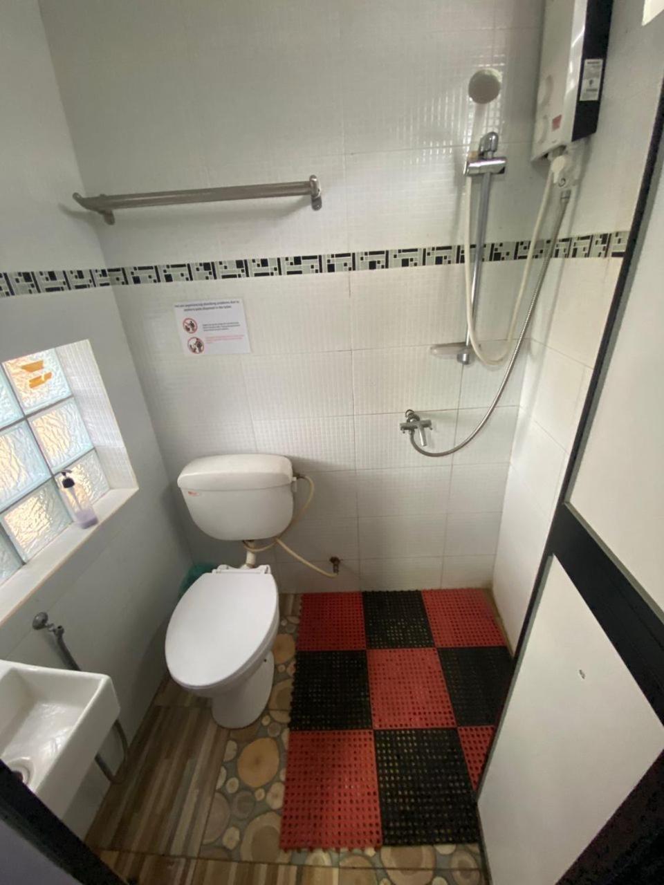 Merdeka Guest House 2 Kuching Bagian luar foto