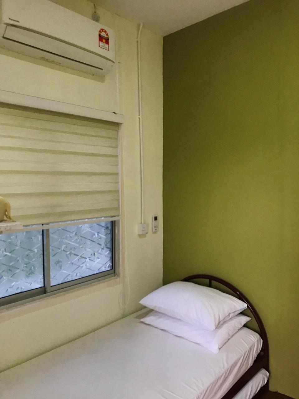 Merdeka Guest House 2 Kuching Bagian luar foto