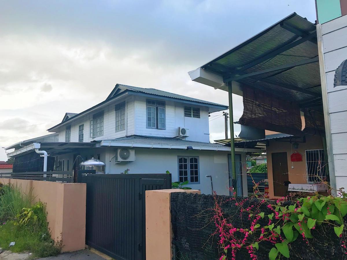Merdeka Guest House 2 Kuching Bagian luar foto