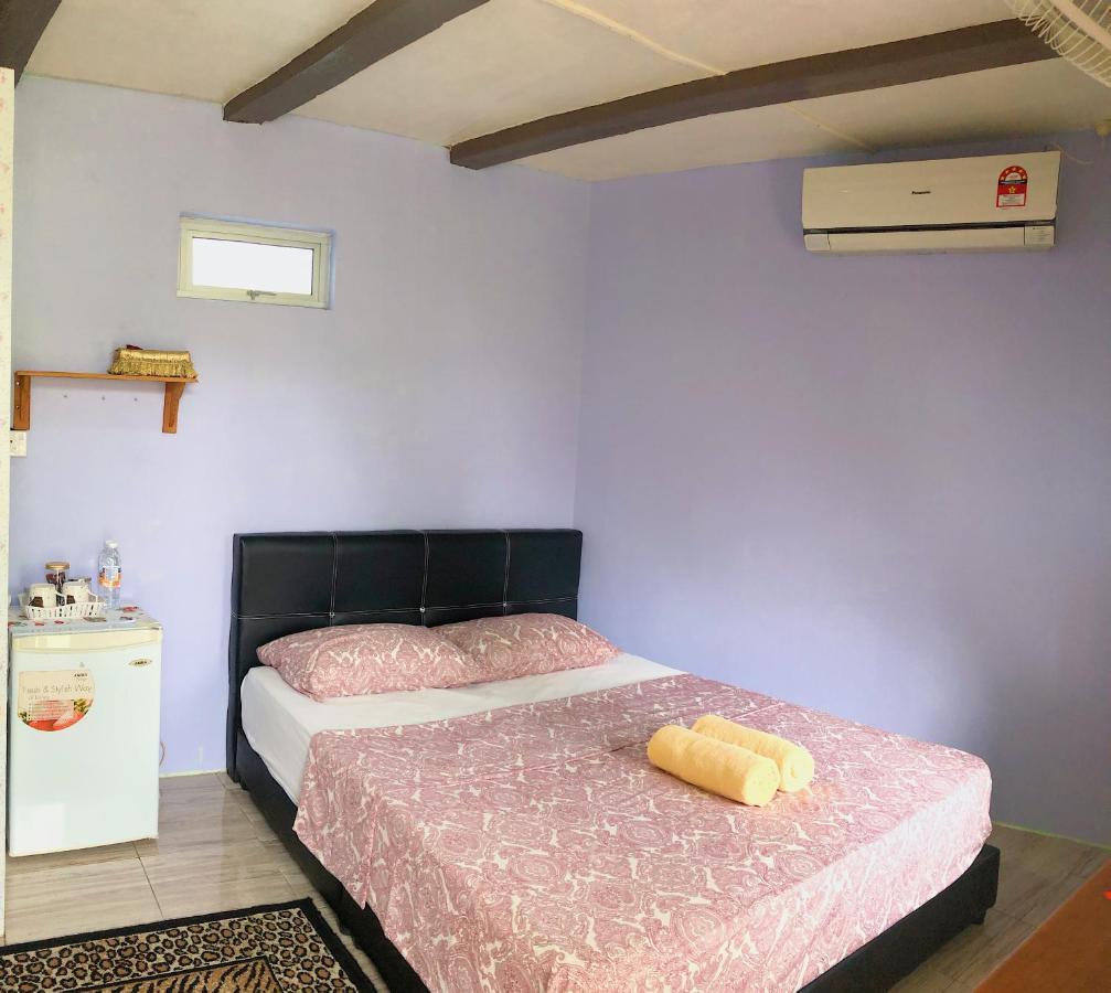 Merdeka Guest House 2 Kuching Bagian luar foto