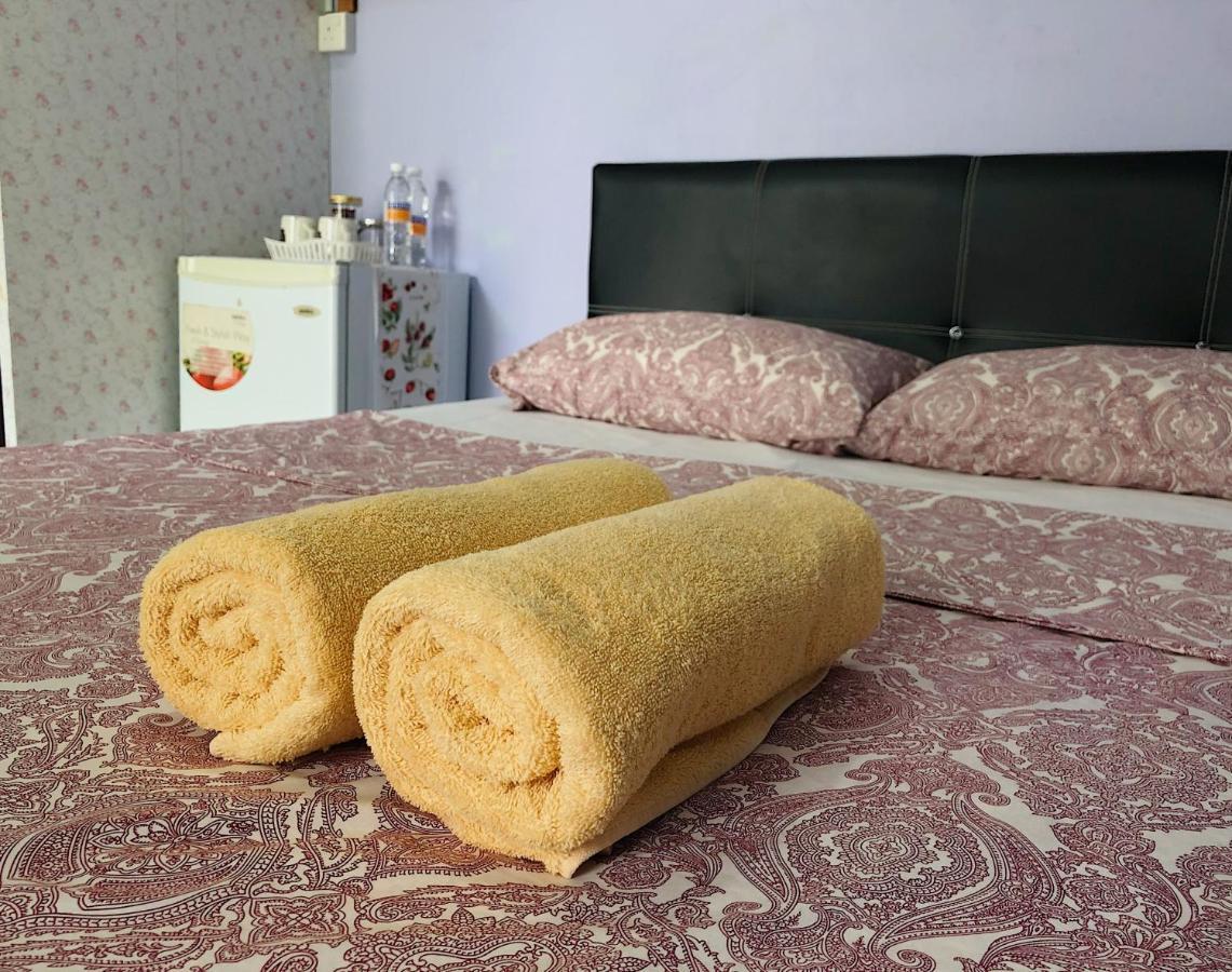 Merdeka Guest House 2 Kuching Bagian luar foto